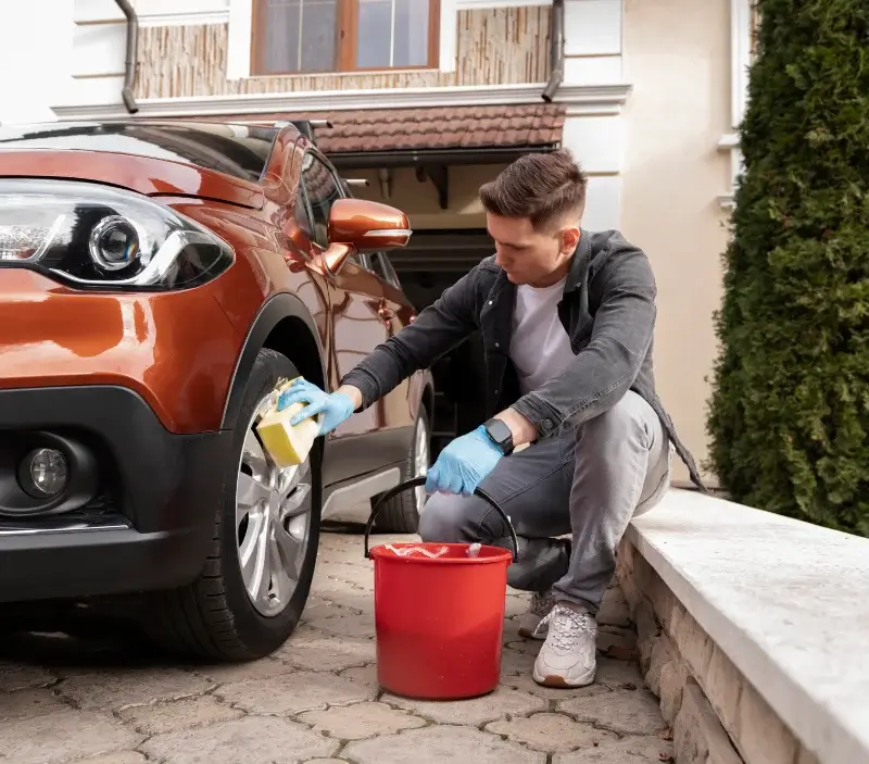 Lavage auto à domicile Urtaca : professionnel intervenant sur un véhicule